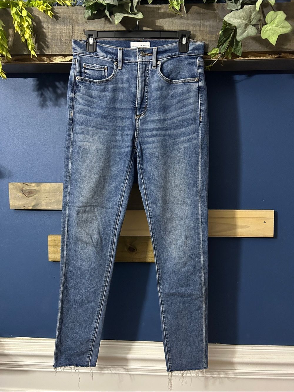 LOFT lThe Skinny High-Rise‎ Jeans 26 with Raw Hem EUC
